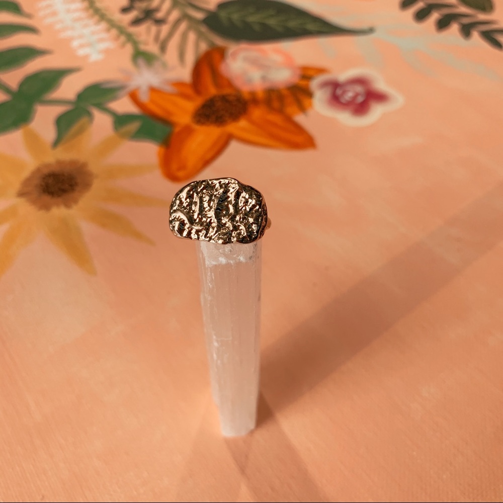 Gold Hammered Stone Ring 💫